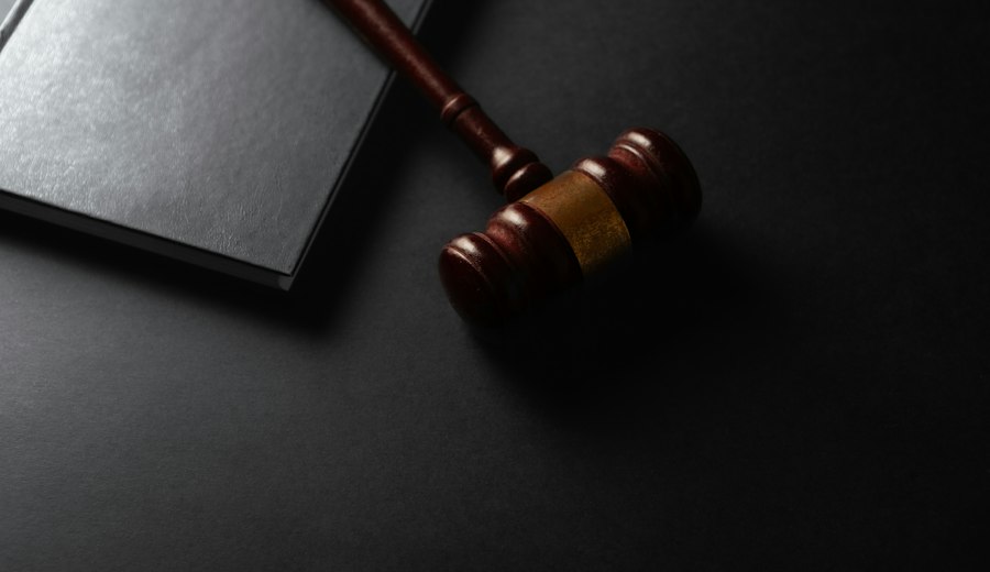 Mazo de juez sobre un escritorio: defensa penal general