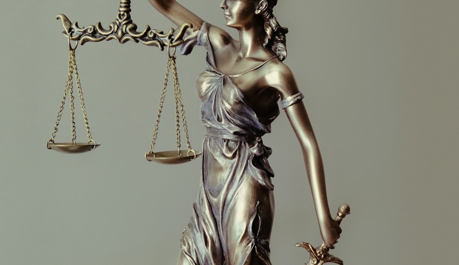 Estatua de la justicia: error judicial y recursos de amparo